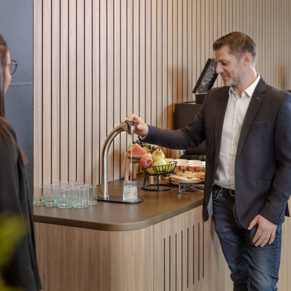 2024_BRITA_Pullman_Extra_C_Tap_Man_Woman_Dispensing