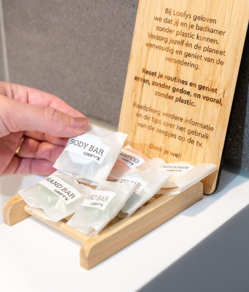 Loofys-hotel-basic-volledige lijn op wasbak met hand-liggend