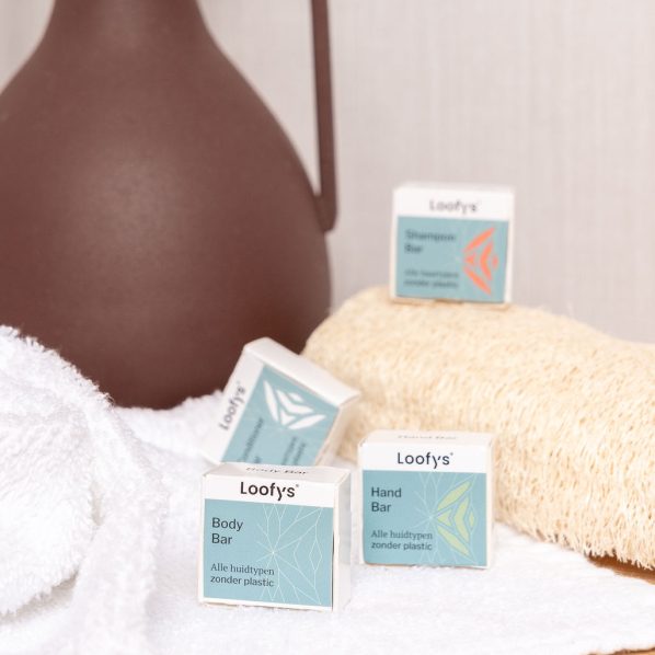 Loofys-hotel-deluxe-sfeerbeeld volledige lijn met handdoeken, loofah en eucalyptus in vaasje 2-staand