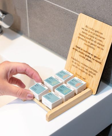 Loofys-hotel-deluxe-volledige lijn op wasbak met hand-liggend