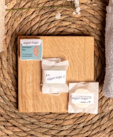 Loofys-hotel-white label-bovenaanzicht van volledige collectie, op rieten ondergrond met handdoek en loofah-liggend